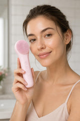 Mujer usando el cepillo facial Velura